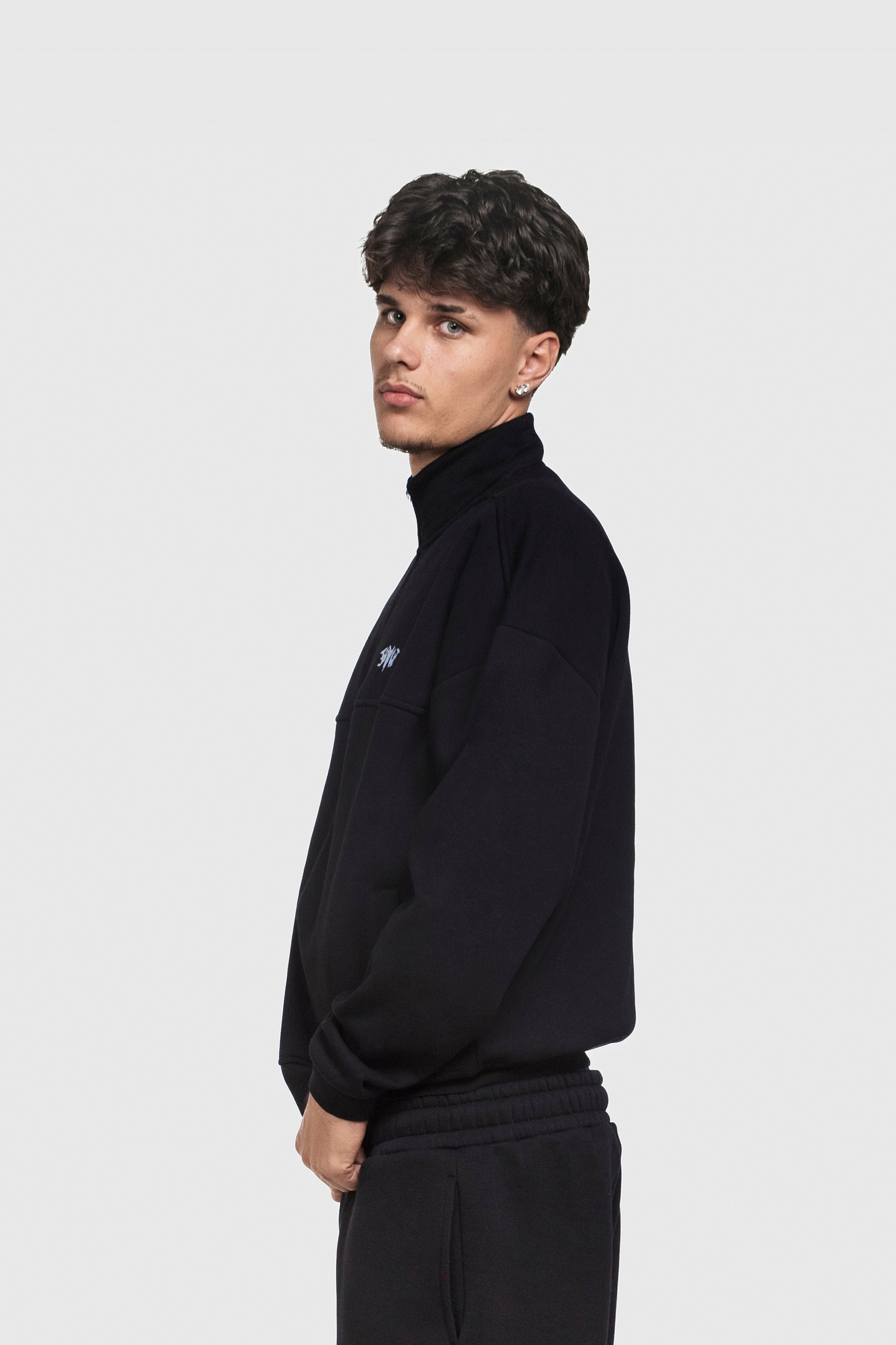 BASIC HIGH NECK ZIP BLACK