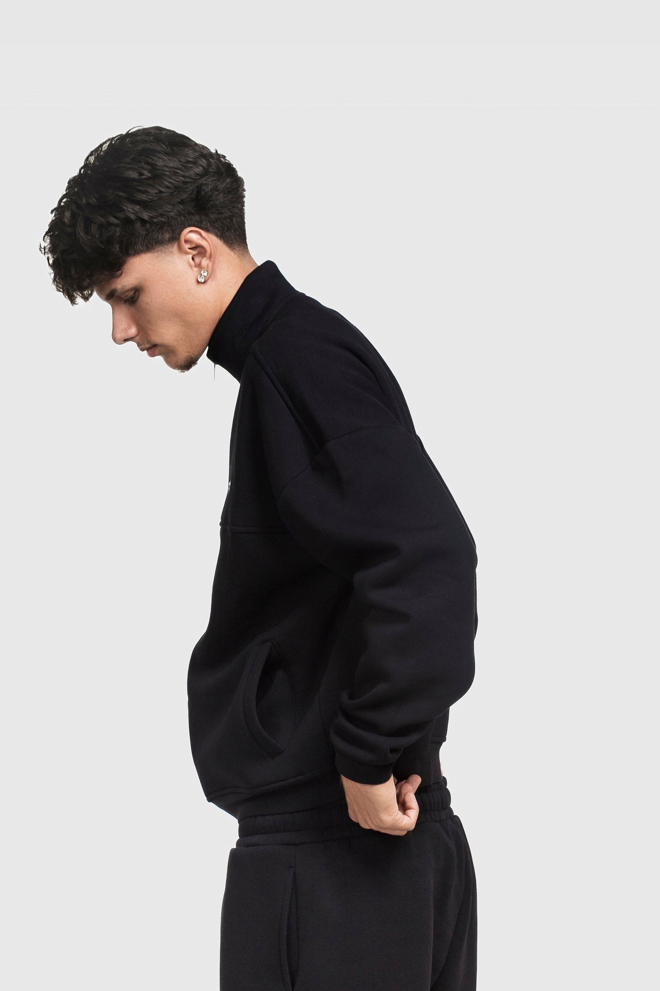 BASIC HIGH NECK ZIP BLACK