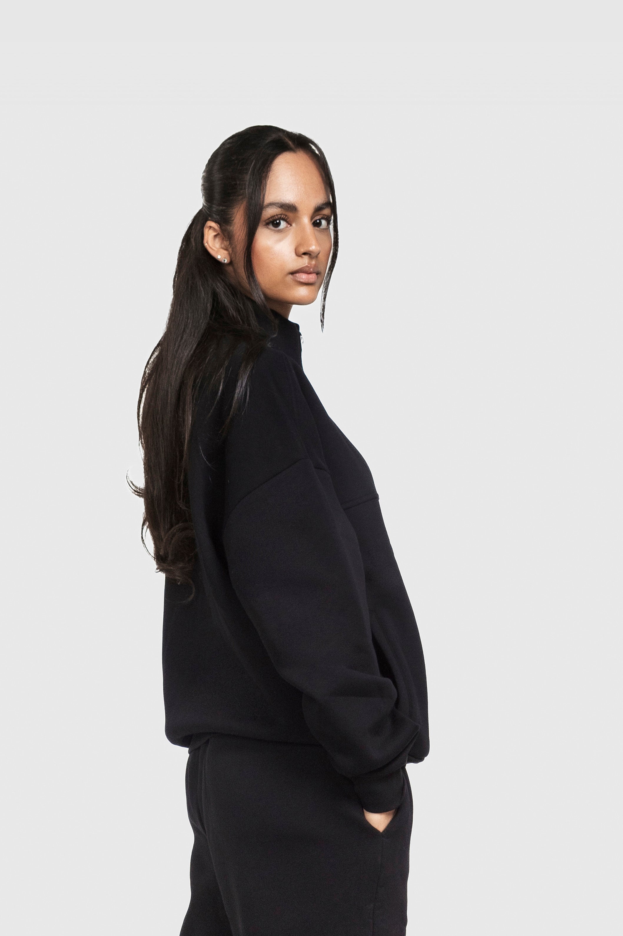 BASIC HIGH NECK ZIP BLACK